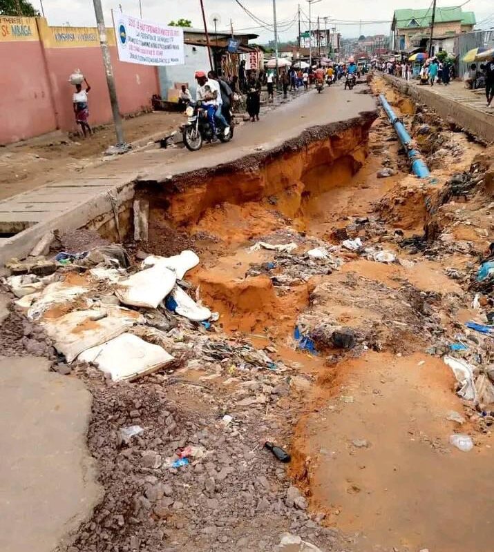 Kinshasa–Kimbanseke en détresse : Une route oubliée entre boue et danger