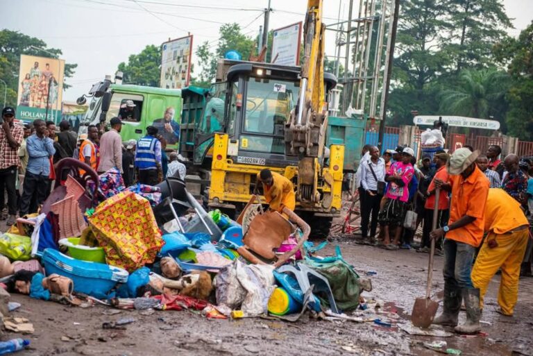 Kinshasa : L’aveuglement des autorités face aux marchés pirates, le gouverneur réagit tardivement sur l’avenue Kasa-Vubu