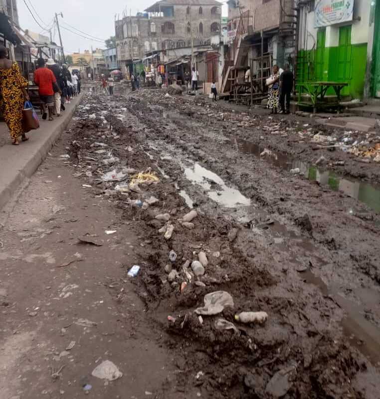 Quand la pluie tombe, l’avenue Kulumba cède… et Kingabwa s’effondre dans le silence