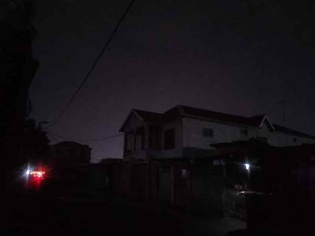 Mont-Ngafula Kimwenza Gare : Le Quartier MANGA Privé d’Électricité. Un Appel Urgent aux Autorités