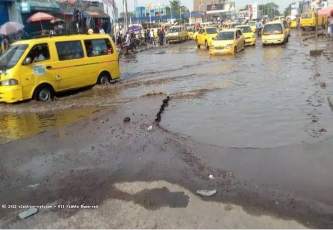 KIN EZO BONGA… TE ! Kinshasa étouffe pendant que le gouverneur rêve