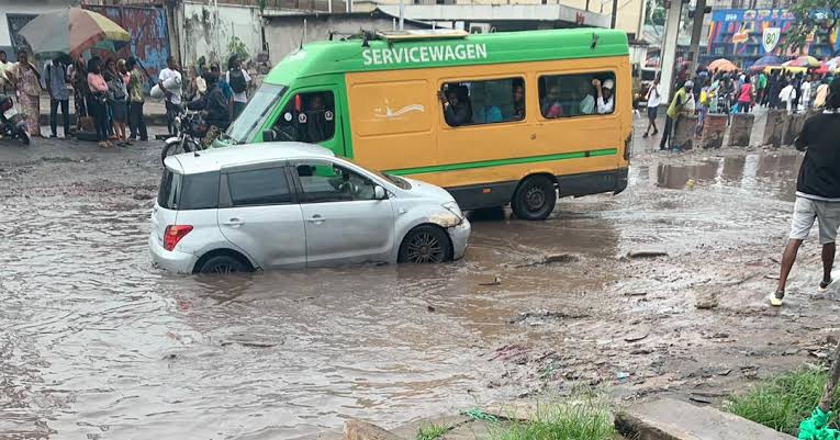 Kinshasa : La route Kimwenza, entre dégradation et isolement, un appel urgent à l’action des autorités