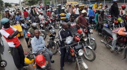 Kinshasa : Les prix du transport en moto explosent, la population étouffe sous le poids de l’anarchie