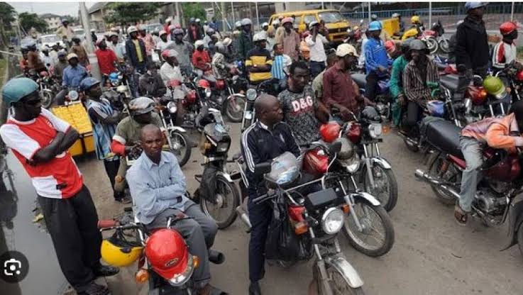 Kinshasa : Les prix du transport en moto explosent, la population étouffe sous le poids de l’anarchie